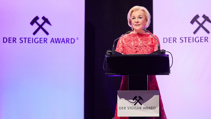 Liz Mohn mit &quot;Steiger Award 2018&quot; in der Kategorie Charity geehrt