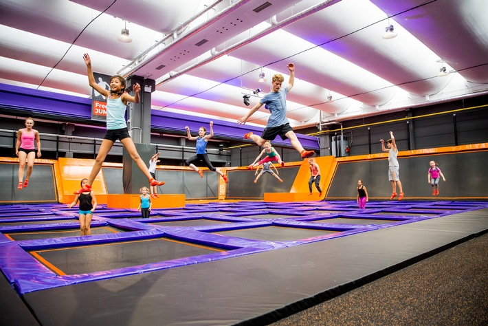 Deutschland springt! Freizeittrend Trampolinparks: Marktführer JUMP House gewinnt Hamburger Gründerpreis und expandiert bundesweit / Eröffnung des vierten Standorts in Köln am 8.10.