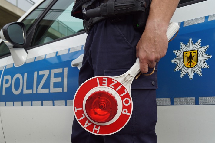 Bundespolizeidirektion München: Fernbusreisender mit 18 Aliaspersonalien/ Bundespolizei weist Südosteuropäer auf dem Luftweg zurück