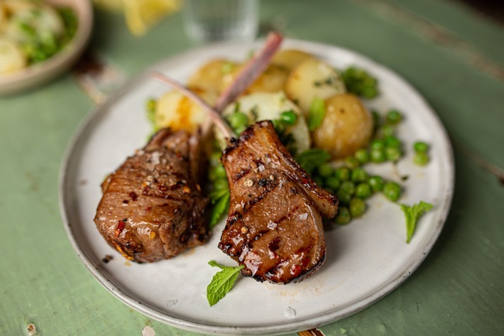 Leicht und schnell: Sommergenuss mit europäischem Lammfleisch / Honig-Lamm mit Kartoffel-Erbsen-Salat © Lamm.Das musst du probieren. Weiterer Text über ots und www.presseportal.de/nr/117354 / Die Verwendung dieses Bildes ist für redaktionelle Zwecke honorarfrei. Veröffentlichung bitte unter Quellenangabe: "obs/Lamm. Das musst du probieren"