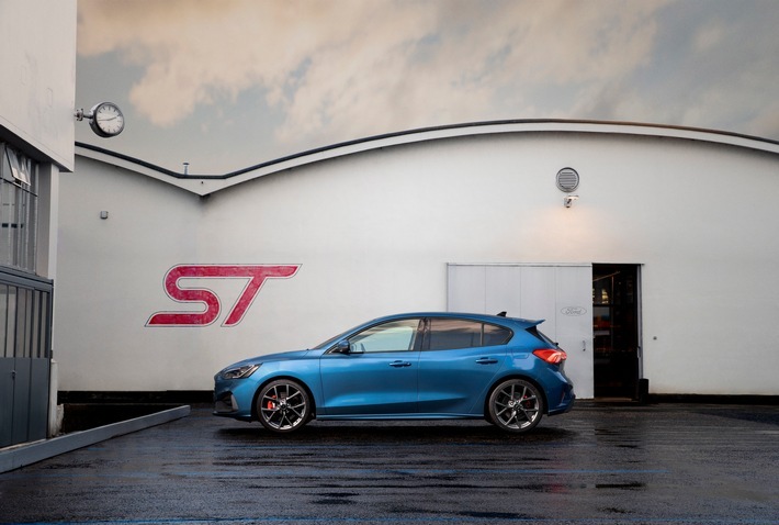 Exklusiver Vorgeschmack: Die Besucher der diesjährigen Emmes können den neuen Ford Focus ST schon mal bewundern. Zu den Händlern kommt das neue Performance-Modell erst im Sommer. / Ford-Werke unterstützen Saarlouiser Woche und präsentieren neue Ford Focus-Modelle / Weiterer Text über ots und www.presseportal.de/nr/6955 / Die Verwendung dieses Bildes ist für redaktionelle Zwecke honorarfrei. Veröffentlichung bitte unter Quellenangabe: "obs/Ford-Werke GmbH/Charlie Magee"