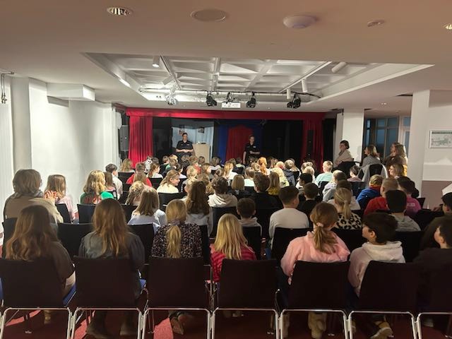 POL-LG: ++ mehr als 420 Uelzener Viertklässler reisen im Uelzener Theater mit der Präventionspuppenbühne der Polizei durch den "Netzdschungel" ++ Präventionsstück für Grundschulen über die Möglichkeiten ...