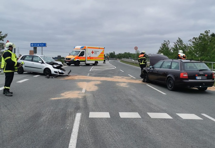 POL-STD: Zwei schwer verletzte Autoinsassen bei Unfall auf der Kreisstraße 36 zwischen Dammhausen und Ladekop