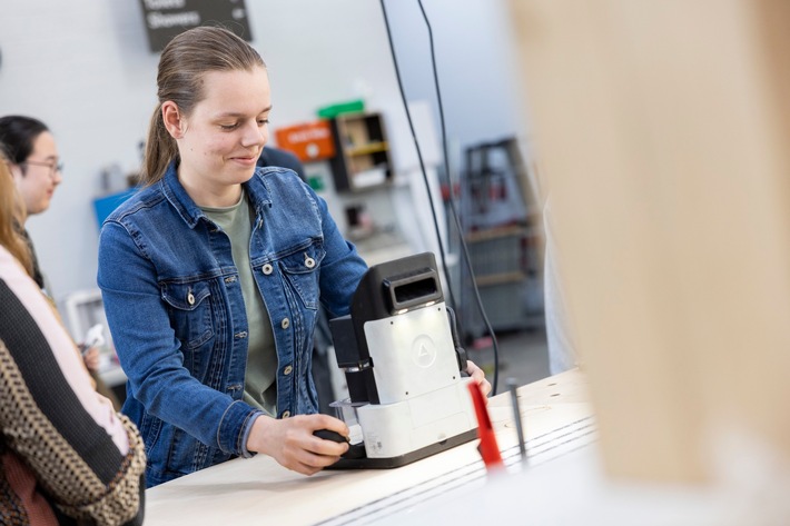 Warum in Sophies Welt Hacken eine wichtige Rolle spielt: Die 17-Jährige hat bei „Make Your School“ ihre Faszination für technische Lösungen entdeckt