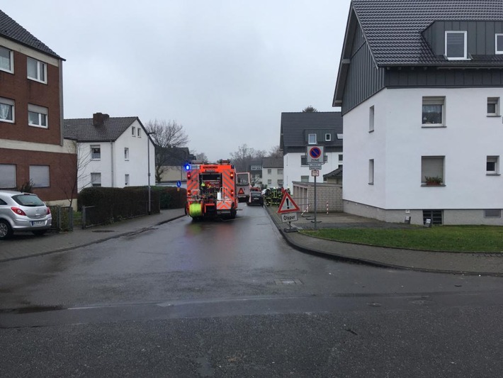 FW-GL: Kohlenmonoxid fordert mehrere Schwerverletzte in Mehrfamilienhaus im Stadtteil Hand von Bergisch Gladbach