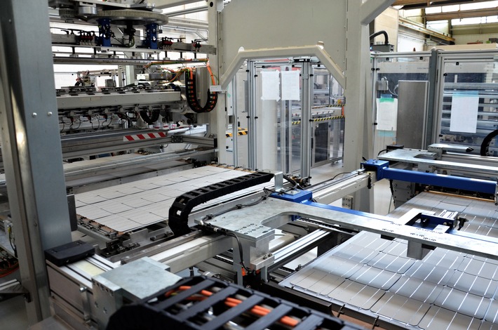 Grösste Solarmodul-Fabrik der Schweiz nimmt Betrieb auf
