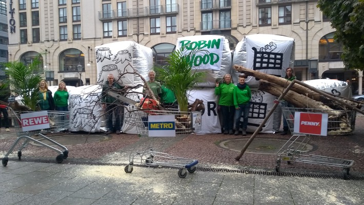 Waldzerstörung für Supermarktprodukte stoppen! Protest beim Gipfeltreffen des Handels in Berlin