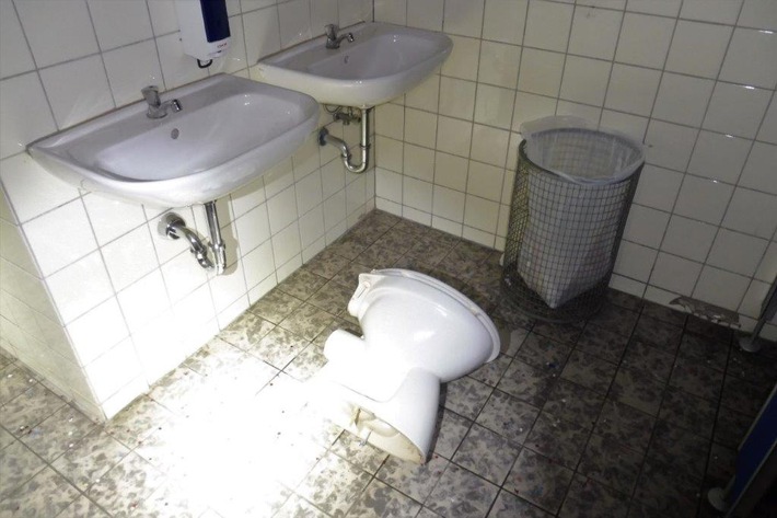 POL-FR: Lichtbild zu &quot;Todtnau: Toilettenanlage am Busbahnhof demoliert - Polizei sucht Zeugen!&quot;