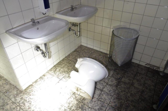 POL-FR: Lichtbild zu "Todtnau: Toilettenanlage am Busbahnhof demoliert - Polizei sucht Zeugen!"