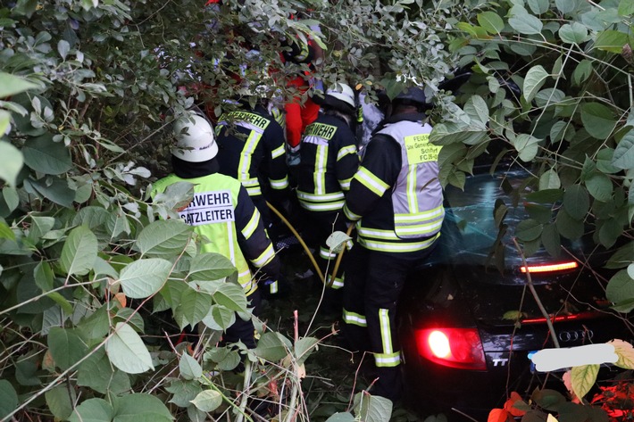 FFW Schiffdorf: Pkw landet in Böschung: Fahrer wird im Wrack eingeklemmt und muss durch Feuerwehr befreit werden