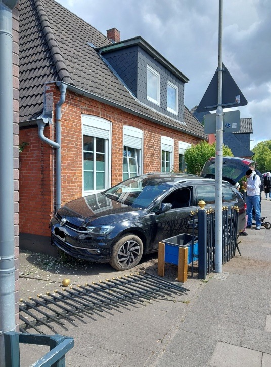 POL-NMS: 250523-2-pdnms PKW fährt in Haus in Gettorf, Zeugen gesucht