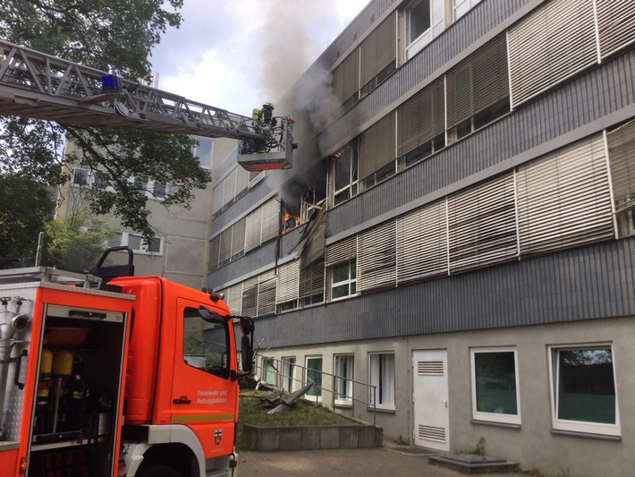 FW-BN: Feuer in einer Notunterkunft in Muffendorf
