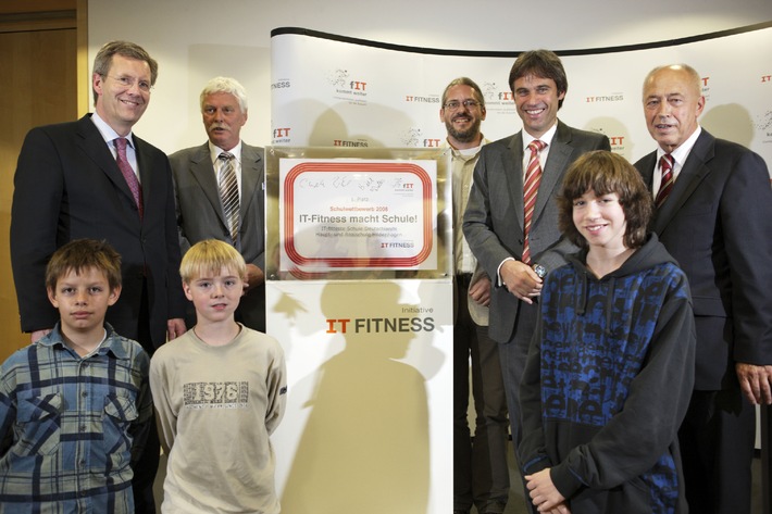 Niedersachsens Ministerpräsident Wulff zeichnet IT-fitteste Schule Deutschlands aus / Initiative IT-Fitness von Microsoft und Partnern gibt Gewinner des Wettbewerbs &quot;IT-Fitness macht Schule&quot; bekannt