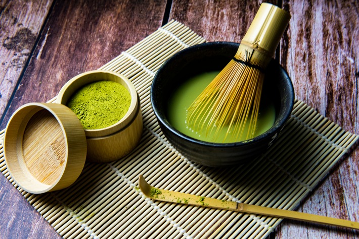 Matcha-Tee - nicht ganz so gut wie sein Ruf / Die "Apotheken Umschau" zeigt: Eine gesundheitsfördernde Wirkung des grünen Pulvers ist wissenschaftlich nicht belegt