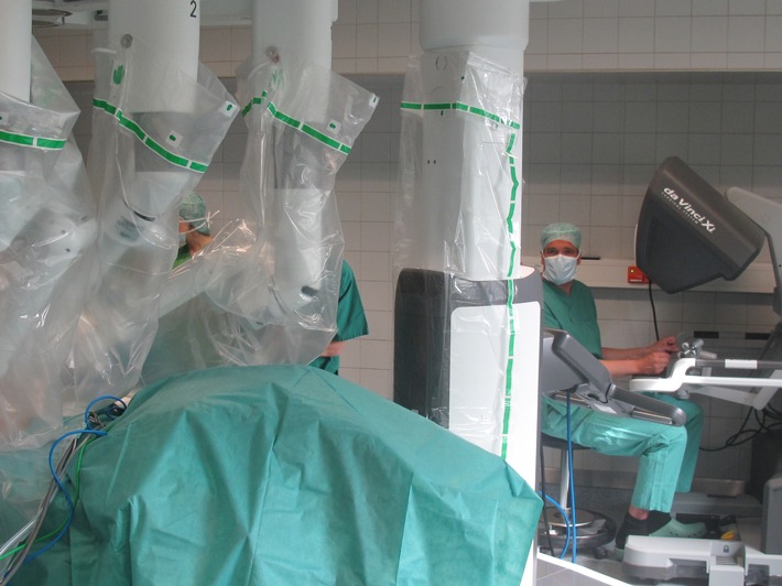 Jubiläum: 100 Operationen mit dem neuen &quot;da Vinci Xi&quot;-Robotersystem in der Asklepios Klinik Altona