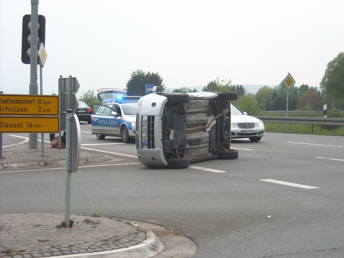 POL-HOL: Auto bei Unfall auf die Seite gelegt