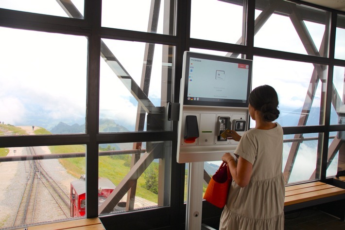 BILD zu OTS - Der neue Ticketautomat Axess TICKET FRAME 600 an der Schafbergbahn in St. Wolfgang.