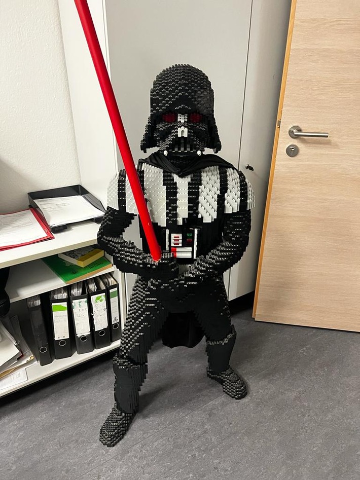 POL-H: Polizei stellt "Darth Vader" sicher: Mutmaßlicher Dieb von Lego-Ausstellungsstück wollte Beute im Internet verkaufen