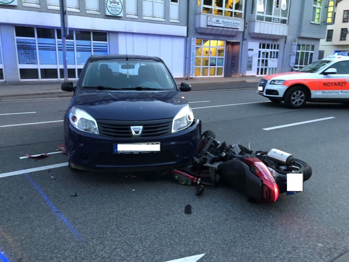 POL-PDKH: Rollerfahrer wird von PKW-Fahrerin erfasst