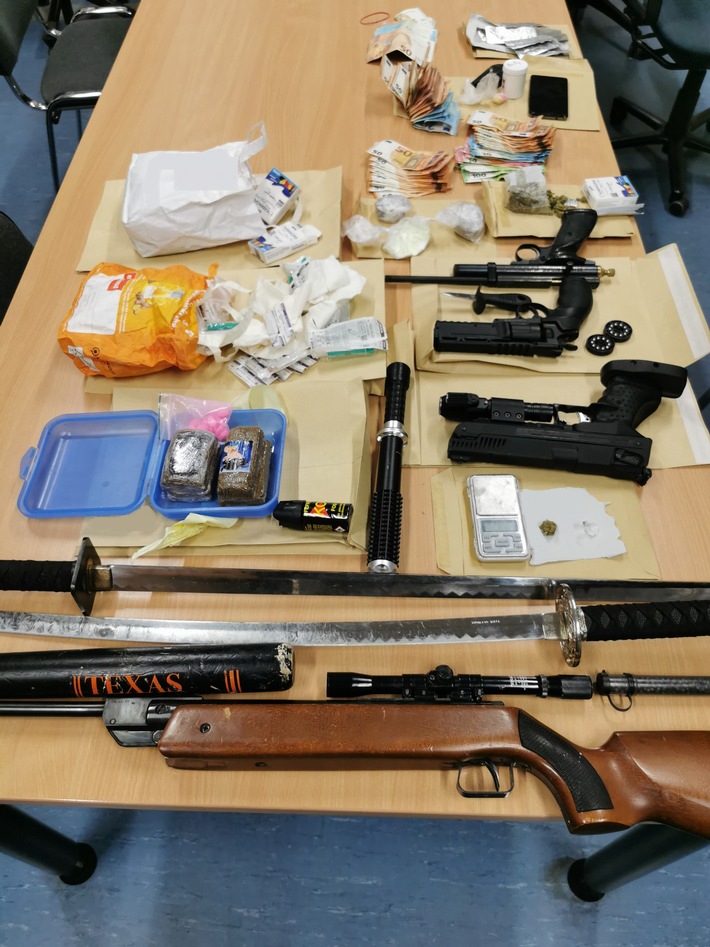POL-DU: Hochheide: Drogen und Waffen entdeckt - Polizei fasst mutmaßlichen Drogendealer