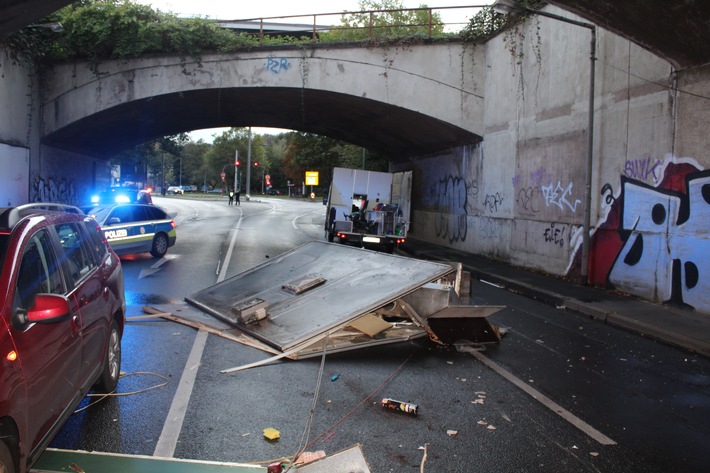 POL-DU: Neudorf-Süd: Imbisswagenklappe öffnet sich während der Fahrt - Fußgänger verletzt