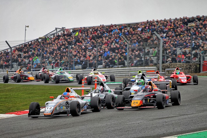 Die Schule der Weltmeister schließt ihre Pforten: Legendäre Formel Ford fährt nach 55 Jahren ihr letztes Rennen. 1967 begann auf der britischen Rennstrecke von Brands Hatch die wohl erfolgreichste Nachwuchs-Rennserie der Welt ihren globalen Siegeszug. Im Herbst 2021 starteten wiederum in Brands Hatch zum letzten Mal Formelautos mit einem Vierzylinder-Benziner von Ford im Heck / Weiterer Text über ots und www.presseportal.de/nr/6955 / Die Verwendung dieses Bildes ist für redaktionelle Zwecke unter Beachtung ggf. genannter Nutzungsbedingungen honorarfrei. Veröffentlichung bitte mit Bildrechte-Hinweis. 001-formelford.jpg