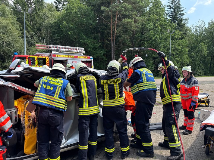 FW-AUR: Feuerwehr und Rettungsdienst trainieren komplexe Unfallszenarien