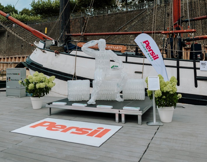 Persil Presse-Event: Aus eingespartem Plastik entsteht Kunst / Weiterer Text über ots und www.presseportal.de/nr/129637 / Die Verwendung dieses Bildes ist für redaktionelle Zwecke unter Beachtung ggf. genannter Nutzungsbedingungen honorarfrei. Veröffentlichung bitte mit Bildrechte-Hinweis.