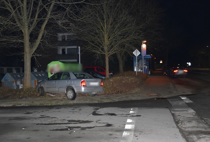 POL-HF: Zaun und Verkehrsschild demoliert - Unfallverursacher alkoholisiert und ohne Führerschein unterwegs