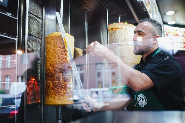 Der Döner für alle: Düzgün Gruppe und The Vegetarian Butcher launchen Plant-Based Kebab-Spieß