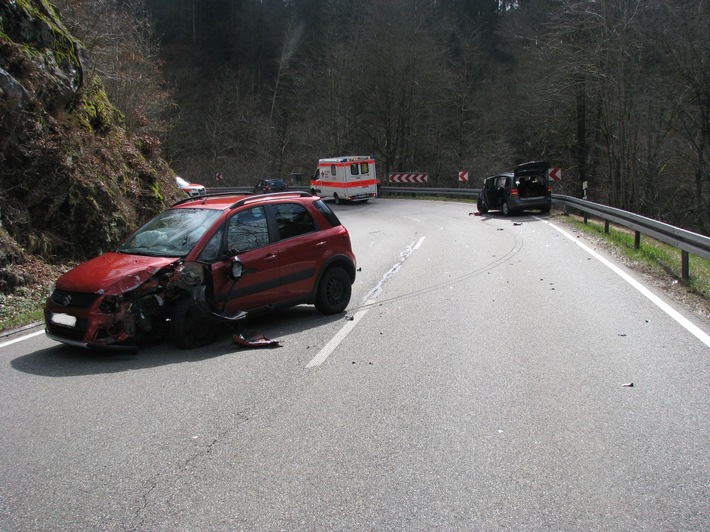 POL-FR: Zell i. W. Schwerer Verkehrsunfall auf der B317 - fünf Verletzte und etwa 30000 Euro Schaden