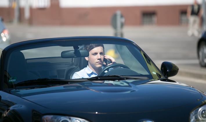 3 Prozent aller Autofahrer mit Handy am Ohr / Aktuelle DEKRA Erhebung zu Ablenkung am Steuer (FOTO)