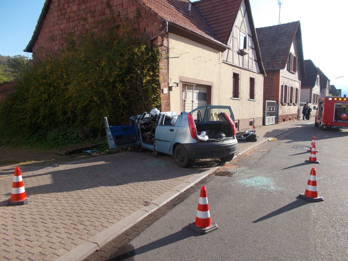 POL-PDLD: Annweiler-Queichhambach, Queichtalstraße, am 30.04.2017, um 7.00 Uhr
Verkehrsunfall mit schwerverletztem Pkw-Fahrer