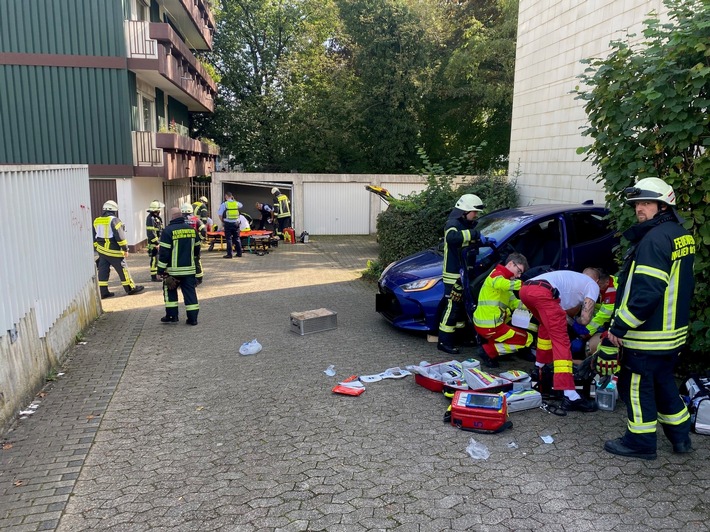 FW-MH: Zwei verletzte Personen auf Garagenhof