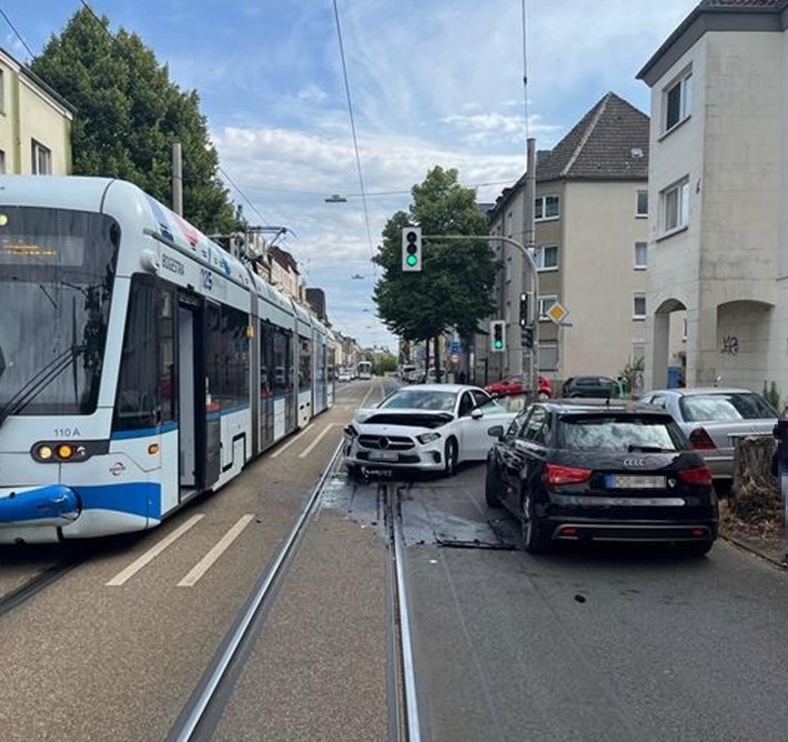 POL-BO: Beim Abbiegen mit Straßenbahn zusammengestoßen - zwei Verletzte