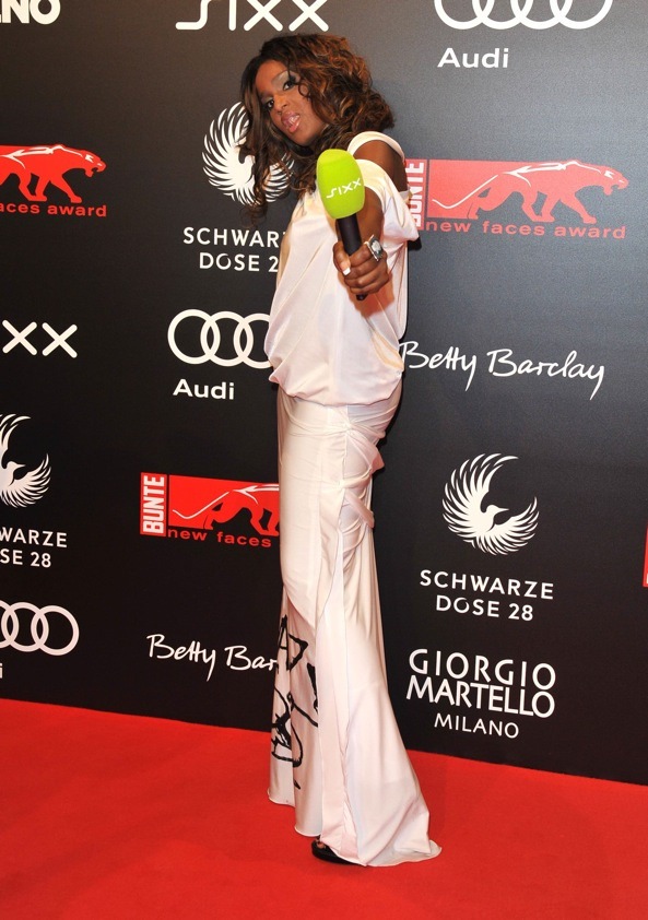 Daisy Dee moderiert "BUNTE new faces award 2011" auf sixx (mit Bild)