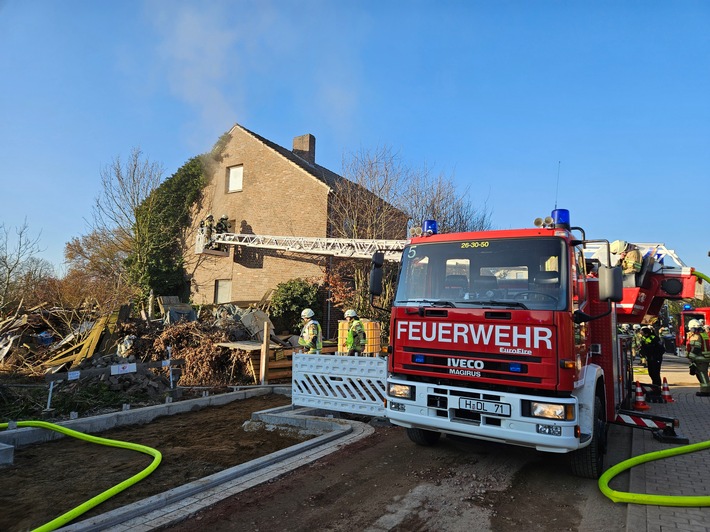 FW Lehrte: Zimmerbrand in Sievershausen: Schwierige Brandbekämpfung durch massive Müllmengen