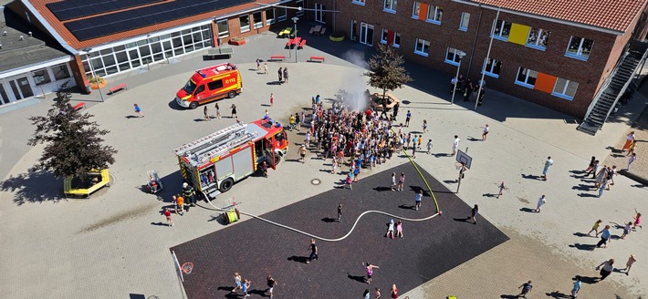 FW-WRN: Räumungsübung an der Uhlandgrundschule: Freiwillige Feuerwehr Werne trainiert den Ernstfall mit rund 470 Schülern