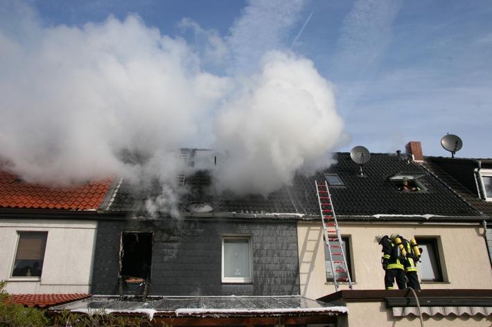 FW-E: Feuer in einem Einfamilienhaus in Essen Frillendorf, fünf Personen verletzt
