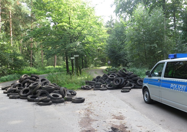 POL-DEL: Landkreis Oldenburg: 35 Kubikmeter Altreifen in Prinzhöfte entsorgt +++ Zeugen gesucht