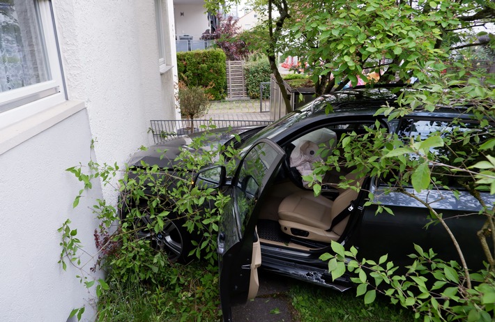 FW Stuttgart: - PKW fährt gegen Hauswand - Eine Person in eine Klinik verbracht