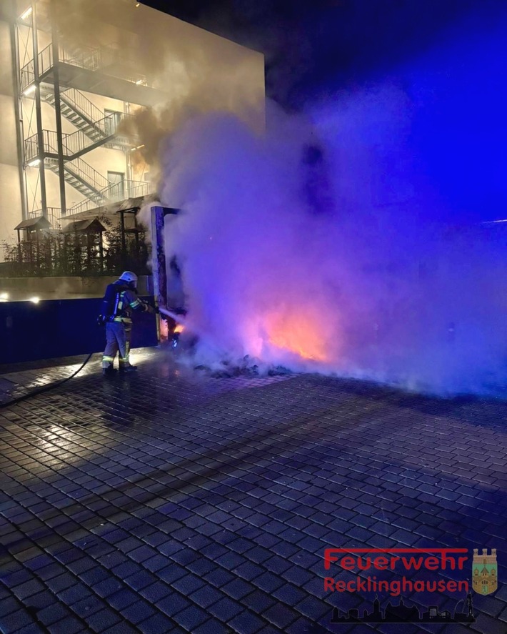 FW-RE: Brand mehrerer Mülltonnen in der Recklinghäuser Innenstadt
