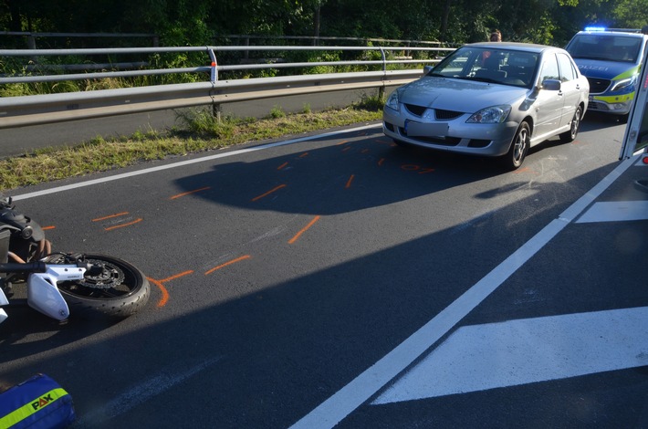 POL-HF: Motorradfahrer beim Abbiegen übersehen- Fahrer durch Kollision schwer verletzt