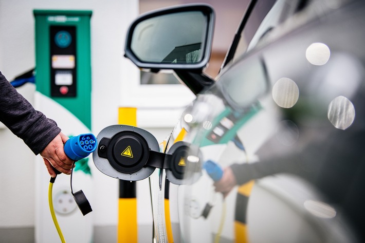 Schwierige Bedingungen für E-Autos an Autobahnen / ADAC Test zeigt Lücken bei Ladeinfrastruktur in Thüringen