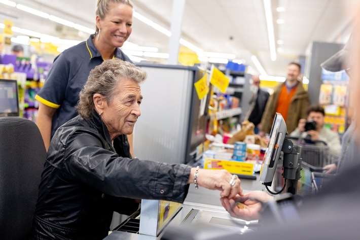 Prominenter Kasseneinsatz: Peter Maffay an Münchner Netto-Kasse