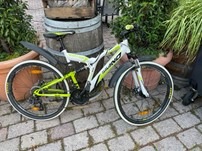 POL-DA: Groß-Gerau: Mit gestohlenem Fahrrad gegen Auto geprallt/22-Jähriger mit 3,74 Promille - Polizei sucht Fahrradbesitzer