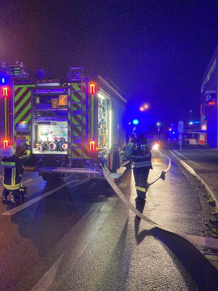 FW-EN: Brandgeruch im Reschop-Carree - Hattinger Feuerwehr rückt mit mehreren Einheiten aus