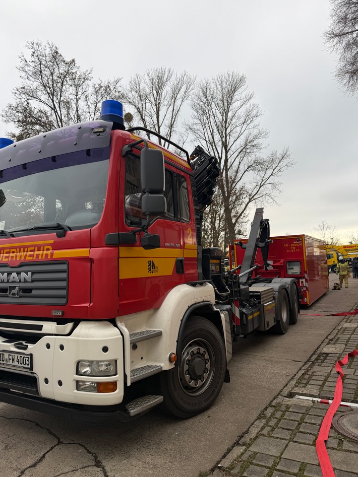 FW Dresden: Austritt eines Gefahrstoffes in Labor - vier Personen vorsorglich in Kliniken gebracht