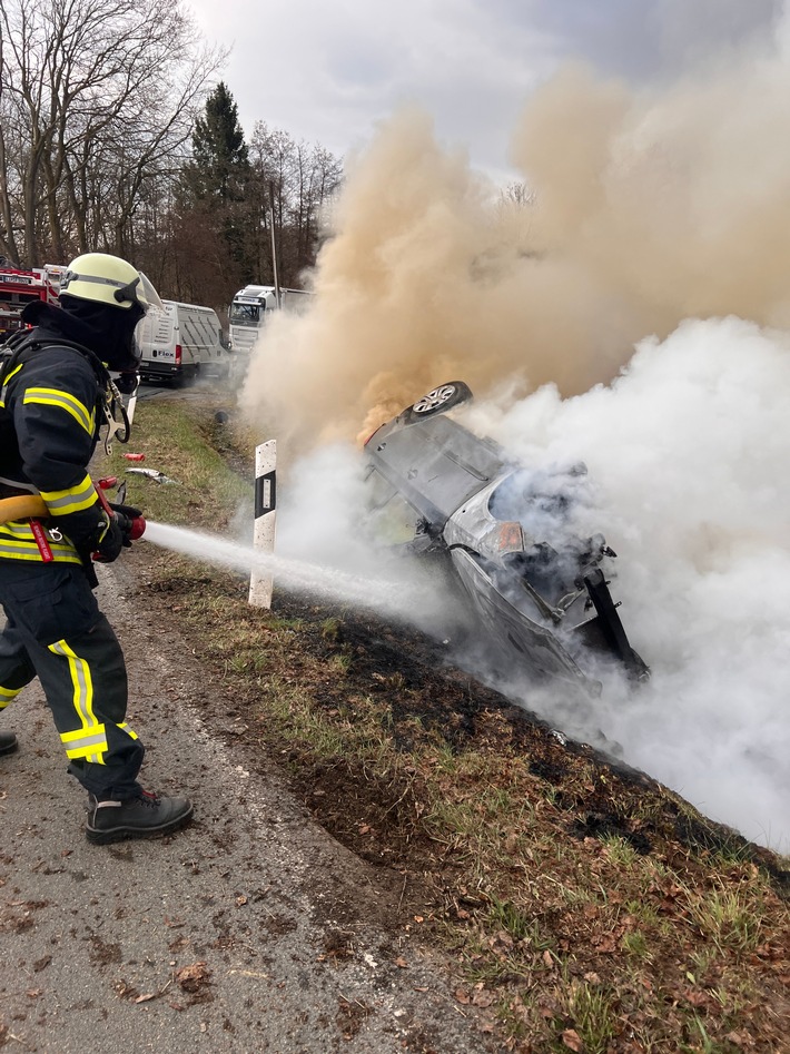 FW Horn-Bad Meinberg: PKW verunfallt und fängt Feuer - Person verletzt in ein Klinikum Transport