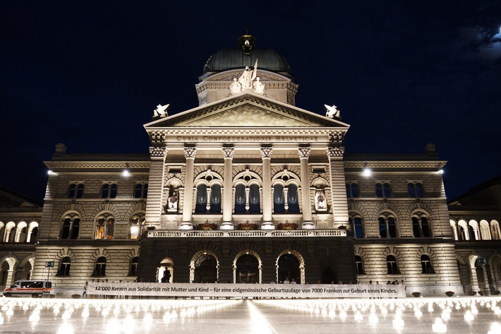 Solidaritätsaktion mit 12&#039;000 Kerzen auf dem Bundesplatz